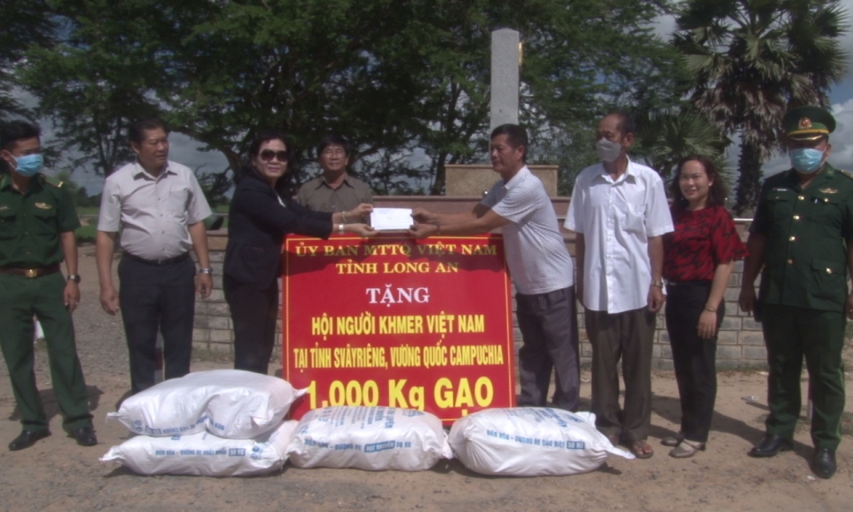 Trao tặng gạo Hội người Khmer Việt Nam tại tỉnh SVâyRiêng, Vương quốc Campuchia