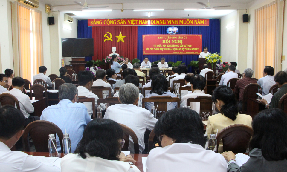 Trí thức, văn nghệ sĩ đóng góp dự thảo báo cáo chính trị trình Đại hội Đảng bộ tỉnh lần thứ XI