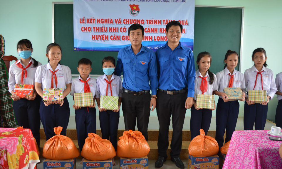 Cần Giuộc: Lễ ký kết nghĩa và chương trình trao quà cho học sinh có hoàn cảnh khó khăn