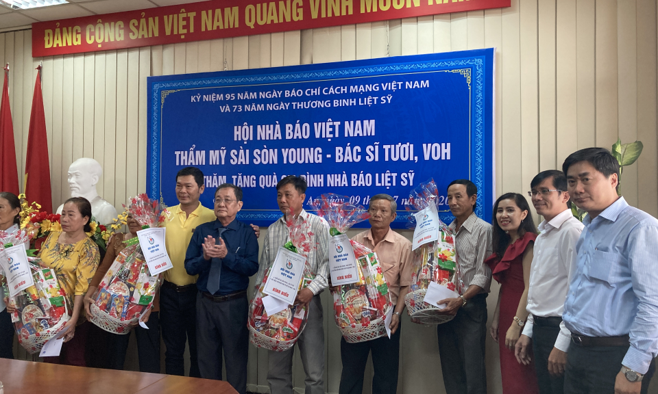 Hội Nhà báo thăm, tặng quà gia đình Nhà báo Liệt sĩ.