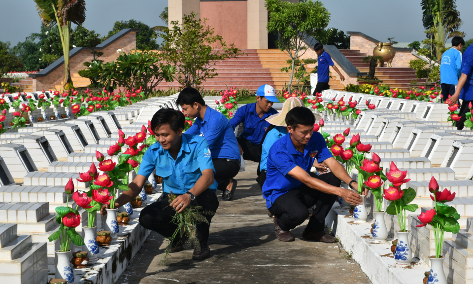 Huyện đoàn Tân Thạnh chăm sóc nghĩa trang liệt sĩ liên huyện Tân Thạnh-Thạnh Hóa