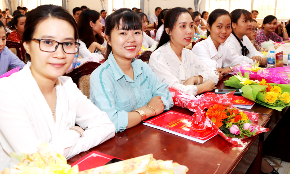 Cần Đước: Trao Quyết định tuyển dụng viên chức Ngành giáo dục- Đào tạo năm 2020