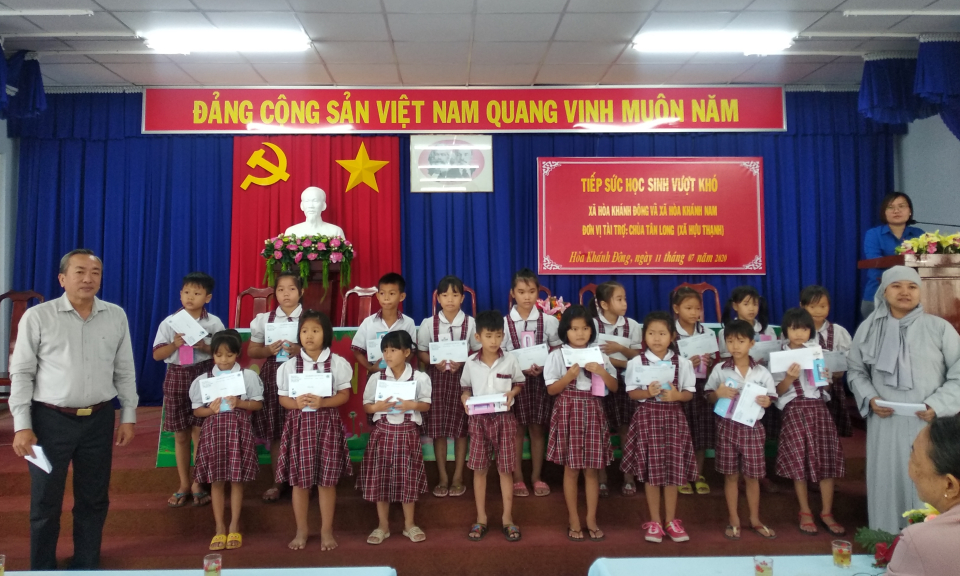 Đức Hòa: Trao quà tiếp sức học sinh vượt khó