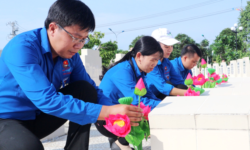 Cần Đước: Đoàn viên thanh niên thay hoa mới trên 2.400 mộ liệt sỹ