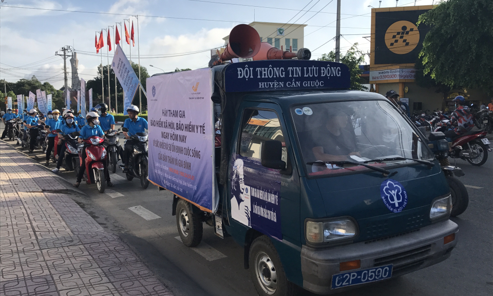 Cần Giuộc: Ra quân tuyên truyền, vận động người dân tham gia BHXH, BHYT