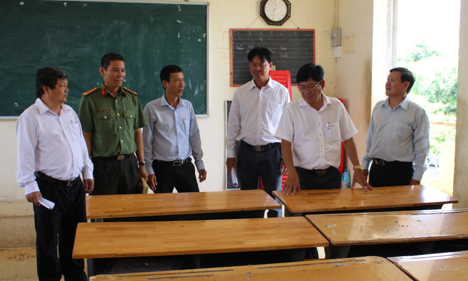 Cần Đước: Kiểm tra cơ sở vật chất chuẩn bị kỳ thi tốt nghiệp trung học phổ thông và tuyển sinh lớp 10