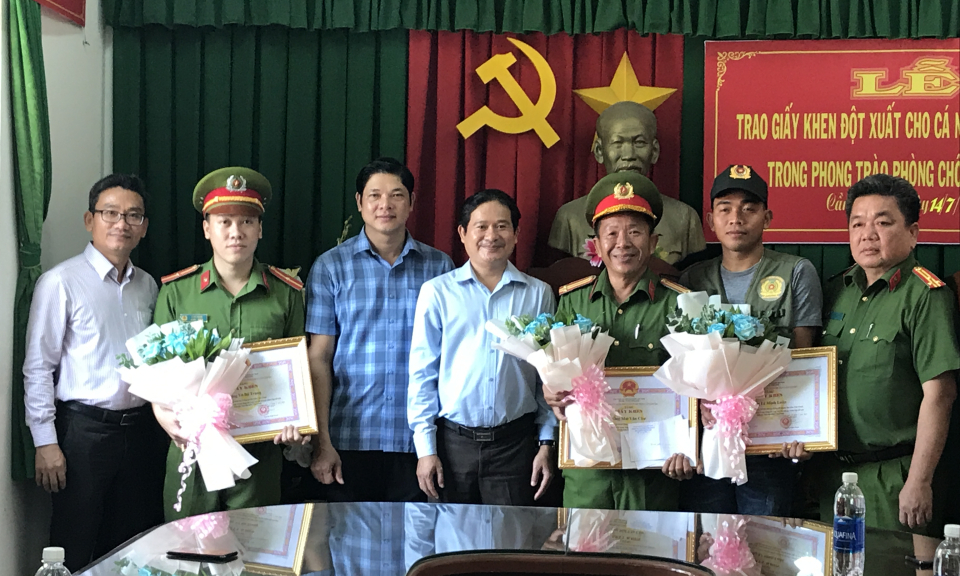 Cần Giuộc: Khen thưởng đột xuất cá nhân truy bắt tội phạm