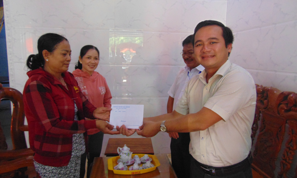 Bí thư huyện ủy Châu Thành Võ Thanh Phong thăm gia đình chính sách