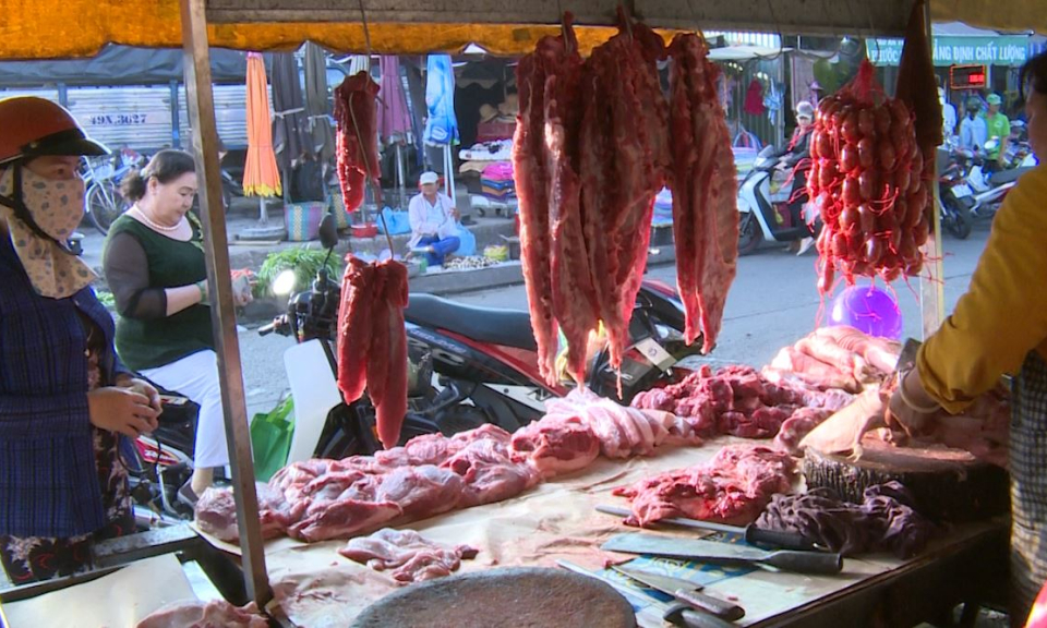 Lần đầu tiên ngành dịch vụ tăng trưởng âm