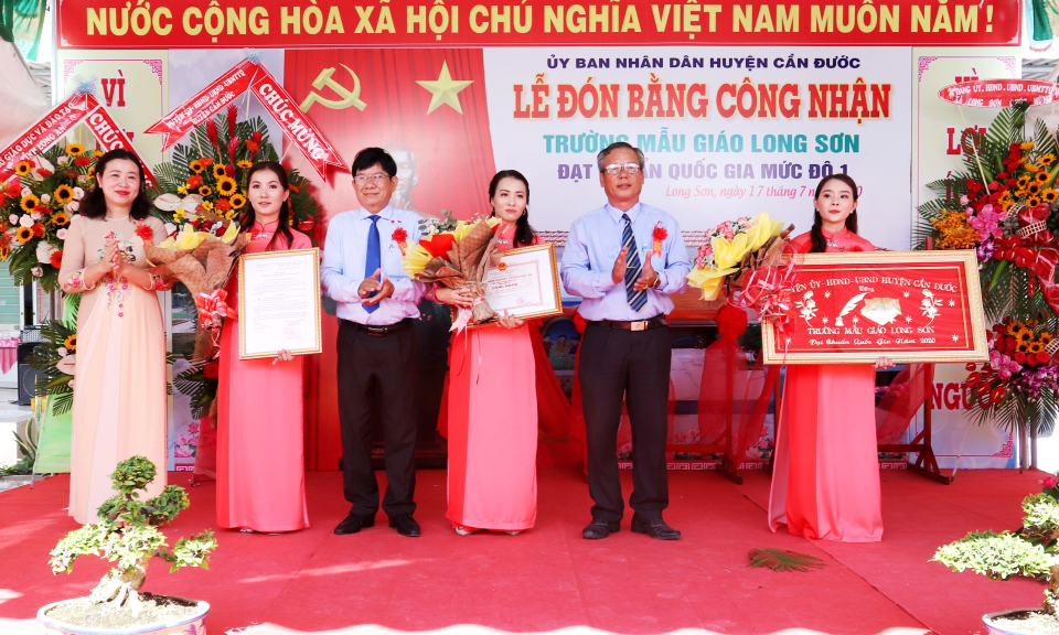 Cần Đước: Trường mẫu giáo Long Sơn đón bằng công nhận trường đạt chuẩn quốc gia mức độ 1