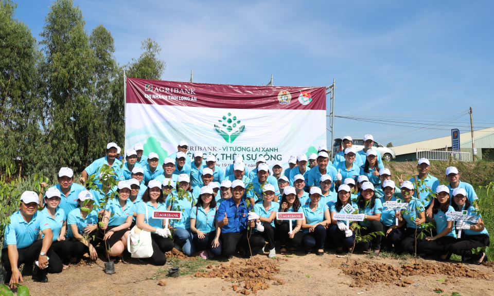 Agribank Long An ra quân chiến dịch tình nguyện trồng cây xanh và trao tặng nhà tình nghĩa