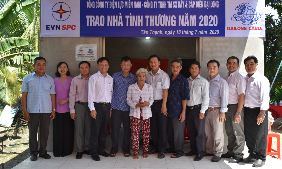 Tổng Công ty Điện lực Miền Nam trao tặng 2 căn nhà tình thương tại huyện Tân Thạnh