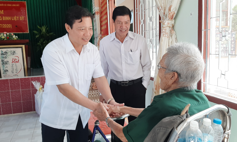Lãnh đạo tỉnh thăm, tặng quà thương binh, gia đình chính sách