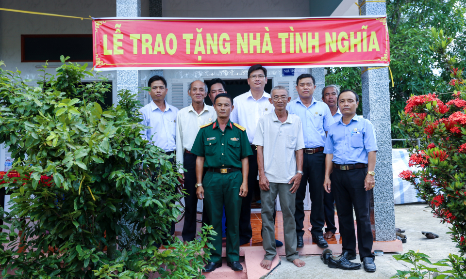 Thủ Thừa: Trao tặng 2 căn nhà tình nghĩa