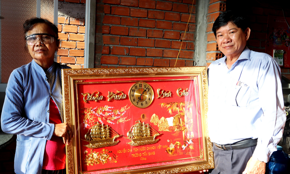 Cần Đước: Trao quà của Nguyên chủ tịch nước Trương Tấn Sang tặng cho hộ nghèo