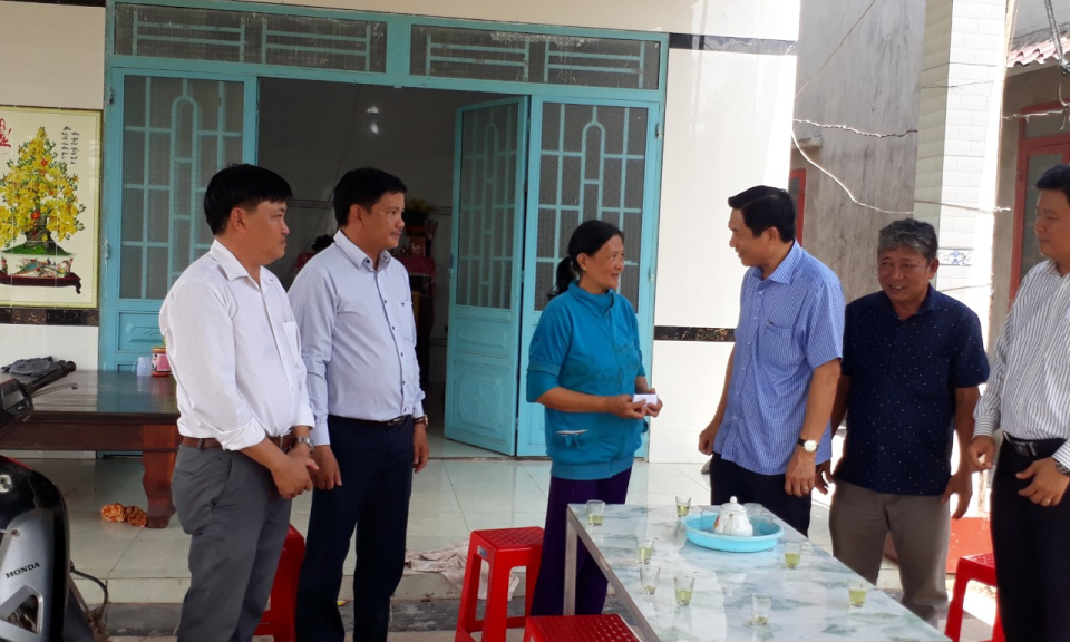Bí thư Huyện ủy Đức Huệ thăm gia đình chính sách xã Mỹ Bình