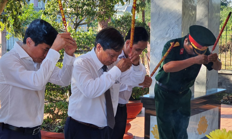 Lãnh đạo TP Tân An viếng mộ 42 liệt sĩ đơn vị Tiểu đoàn Đồng Nai