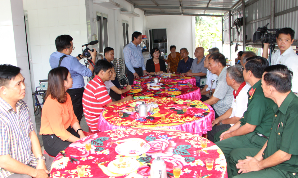 Lãnh đạo tỉnh Long An thăm, tặng quà đối tượng chính sách