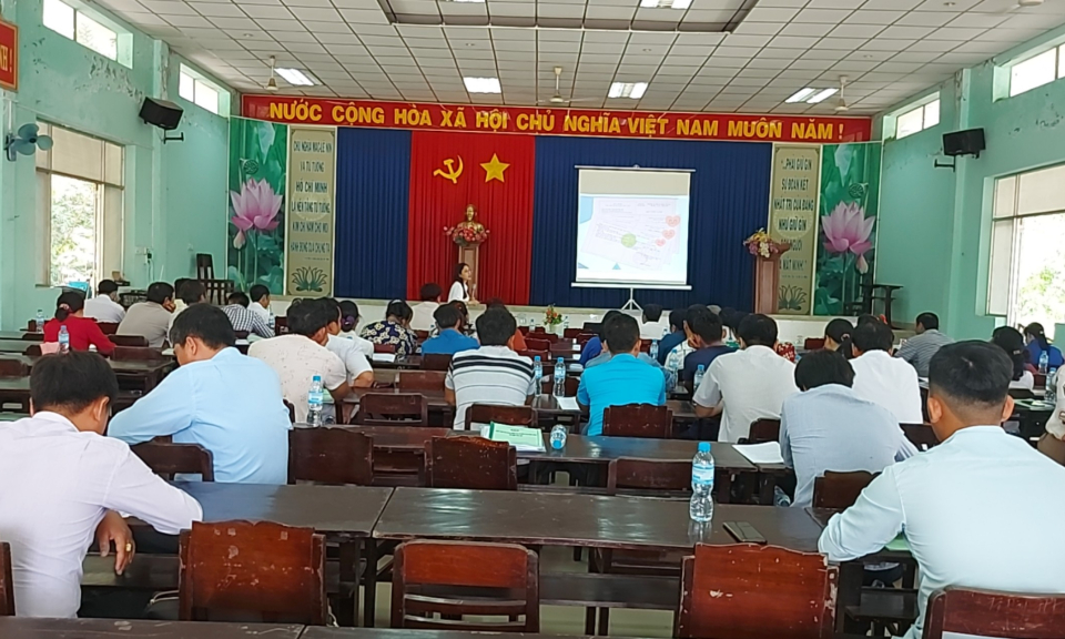 Đức Huệ: Tập huấn đào tạo tư vấn và tuyên truyền viên về hợp tác xã