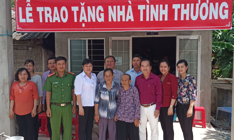 Công ty bao bì giấy Việt Trung trao tặng 2 căn nhà tình thương tại huyện Tân Trụ