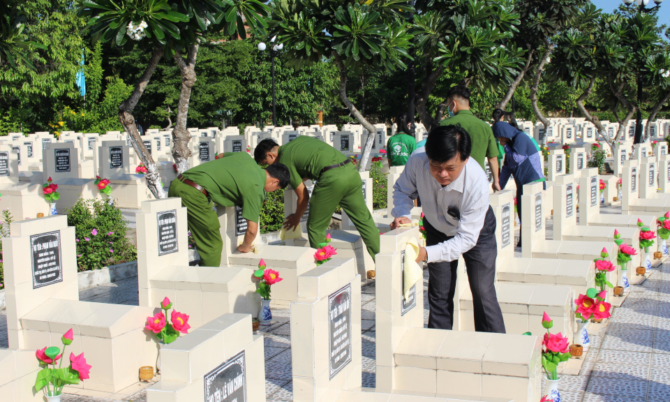 Đoàn viên thanh niên huyện Cần Đước làm vệ sinh nghĩa trang huyện Cần Đước