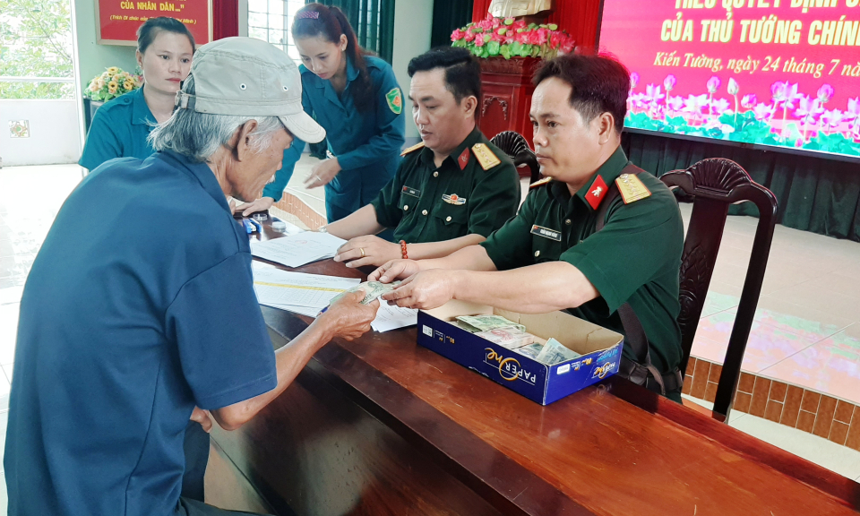 TXKiến Tường: Chi trả trợ cấp 01 lần theo Quyết định 62 và Quyết định 49 của Thủ tướng Chính phủ