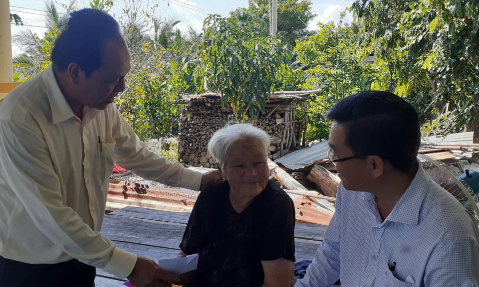 Bí thư Huyện ủy Tân Hưng thăm các mẹ Việt Nam anh hùng