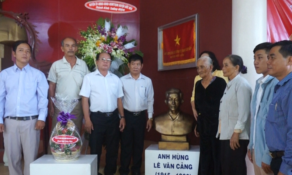 Đức Hòa: Lễ đặt tượng anh hùng lực lượng vũ trang nhân dân Lê Văn Cảng