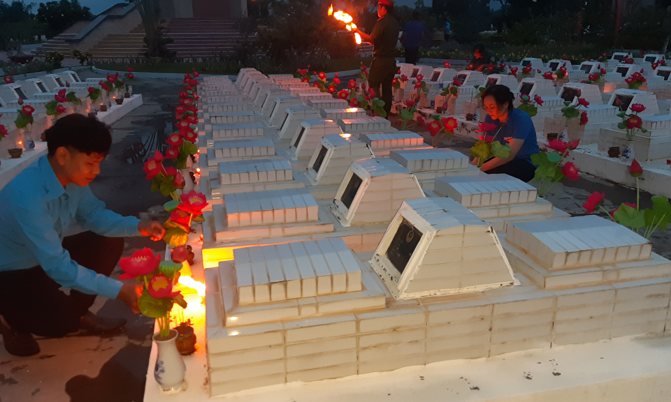 Tân Thạnh: Thắp nến tri ân các anh hùng liệt sĩ