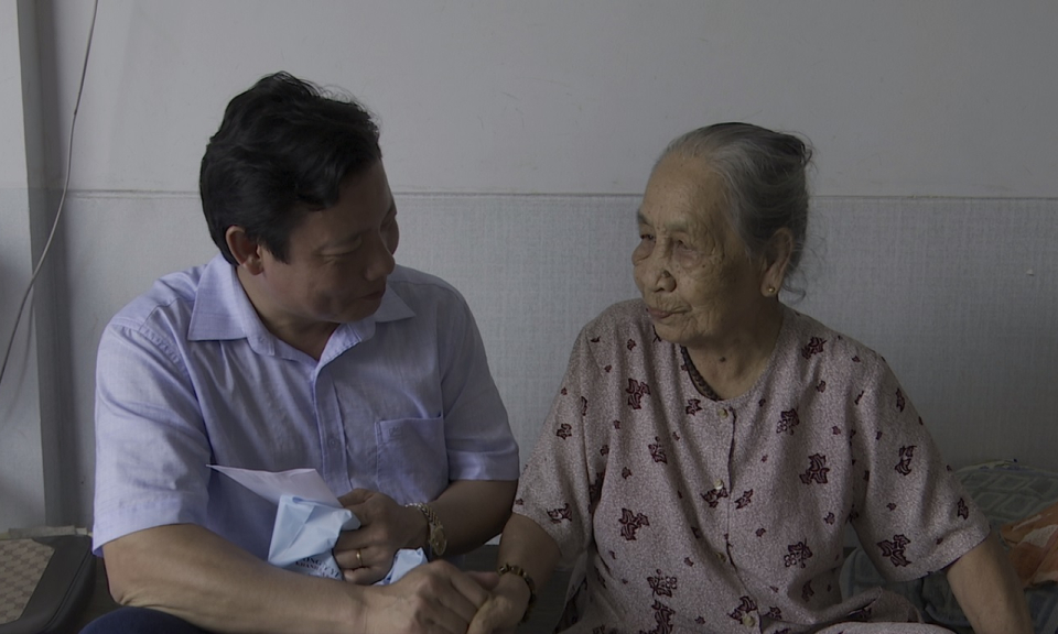 Phó Chủ tịch UBND tỉnh -Phạm Tấn Hòa thăm Mẹ VNAH và các gia đình chính sách