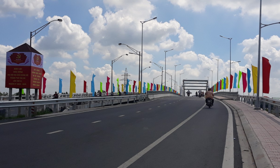 TP Tân An: Trang trí đường phố chào mừng Đại hội Đảng bộ thành phố lần thứ XI