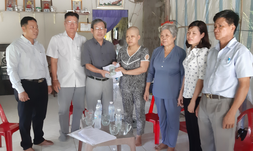 Trao tiền từ chương trình Vượt qua hiểm nghèo cho gia đình bà Võ Thị Khuyên