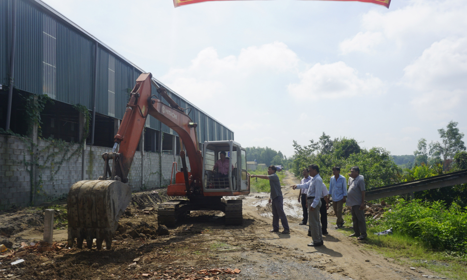 Bến Lức: Khởi công xây dựng đường giao thông nông thôn tại xã Lương Bình