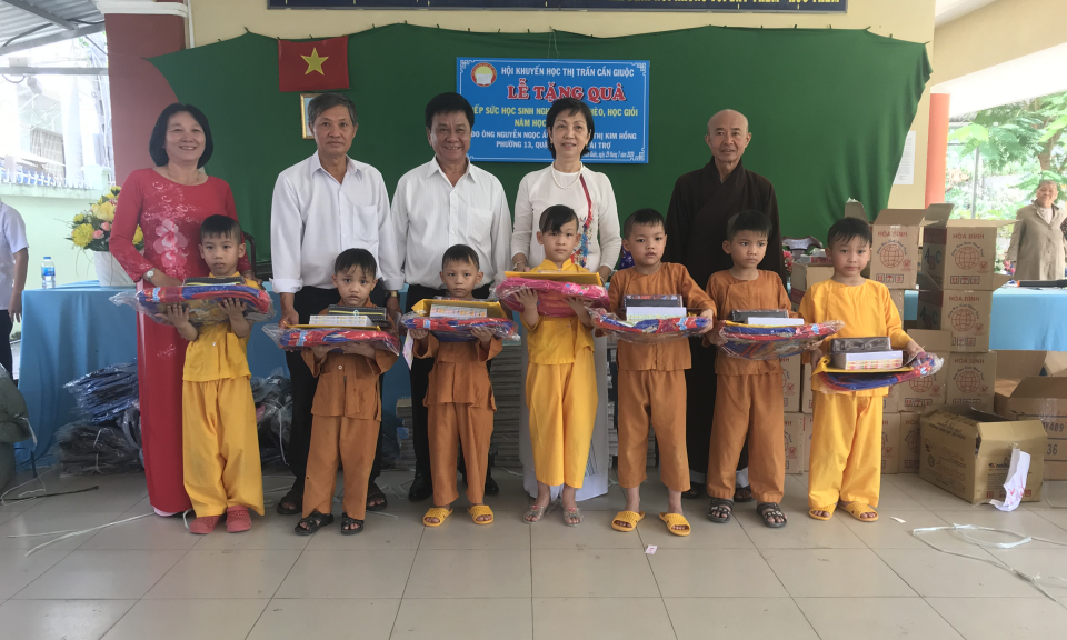 Cần Giuộc: Trao quà cho học sinh có hoàn cảnh khó khăn
