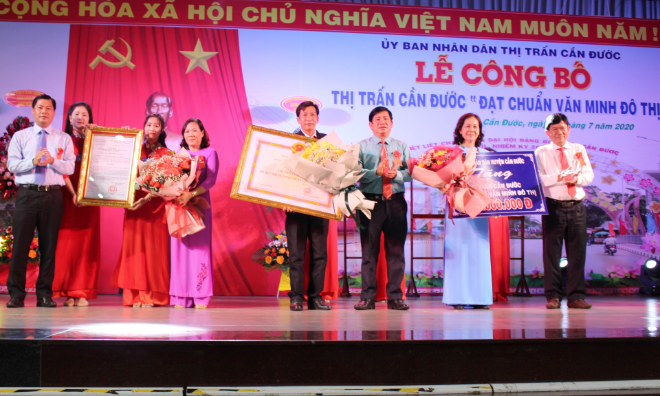 Thị trấn cần Đước tổ chức lễ công bố thị trấn Cần Đước đạt chuẩn văn minh đô thị