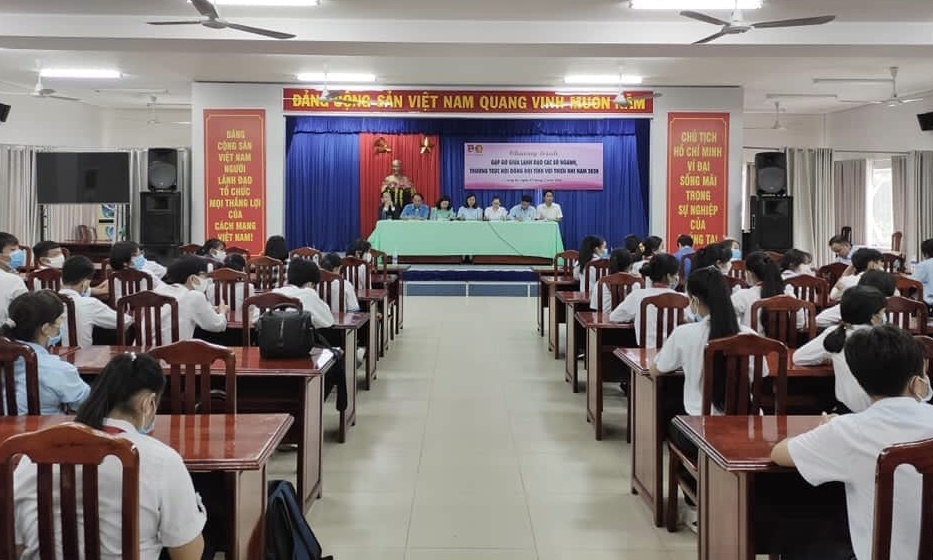 Lãnh đạo các sở ngành giao lưu với thiếu niên, nhi đồng.