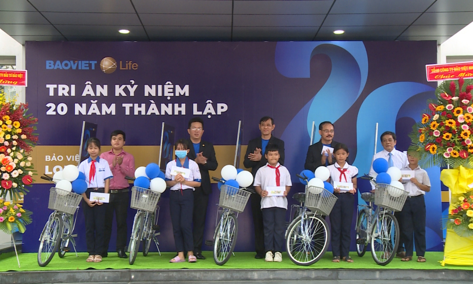 Công ty Bảo Việt Nhân thọ Long An trao tặng xe đạp cho học sinh giỏi có hoàn cảnh khó khăn