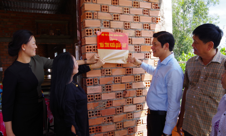 Bộ Tư lệnh Quân khu 7 tổ chức lễ trao tặng 5 căn nhà “Tình nghĩa Quân-dân”
