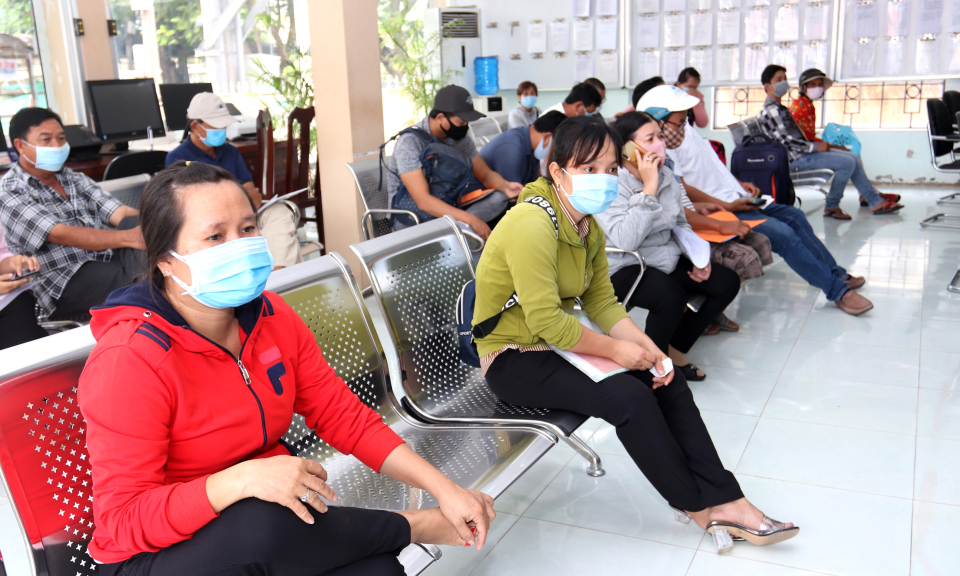 Cần Đước: Người dân thực hiện nghiêm quy định mang khẩu trang khi giao tiếp