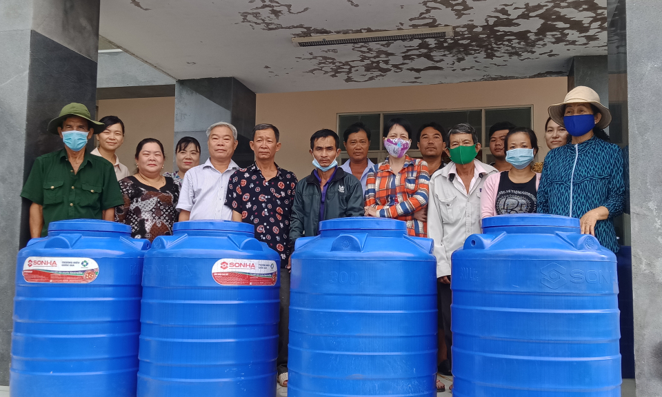 Đức Huệ: Trao tặng 30 bồn chứa nước sinh hoạt cho hộ nghèo