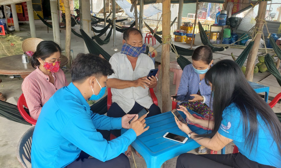 Tân Thạnh: Ra quân hỗ trợ người dân cài đặt phần mềm Bluezone