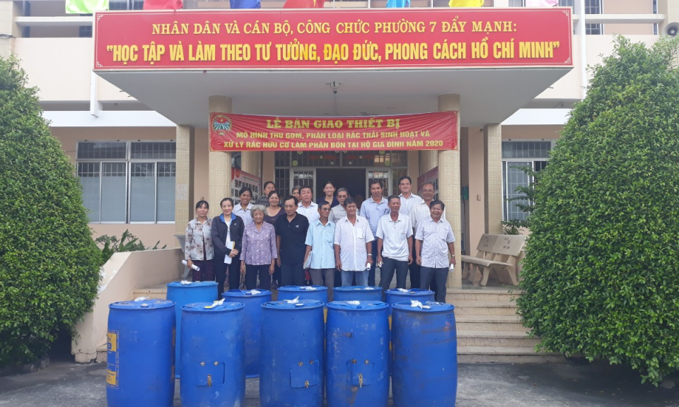 Bàn giao thiết bị Thu gom, phân loại rác thải sinh hoạt và xử lý rác hữu cơ làm phân bón