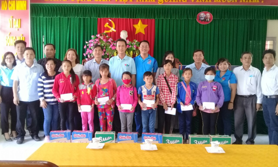 Trao tặng quà cho trẻ em nghèo Tân Hưng