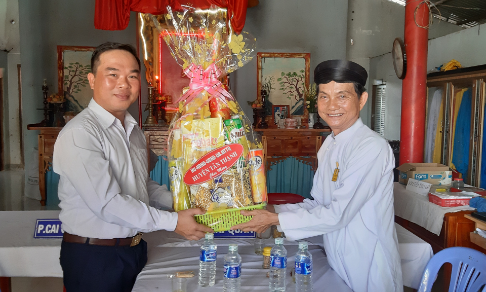 Tân Thạnh: Thăm, tặng quà các cơ sở thờ tự nhân dịp Đại lễ Vu Lan Phật giáo và Lễ Trung ngươn Đạo Cao đài