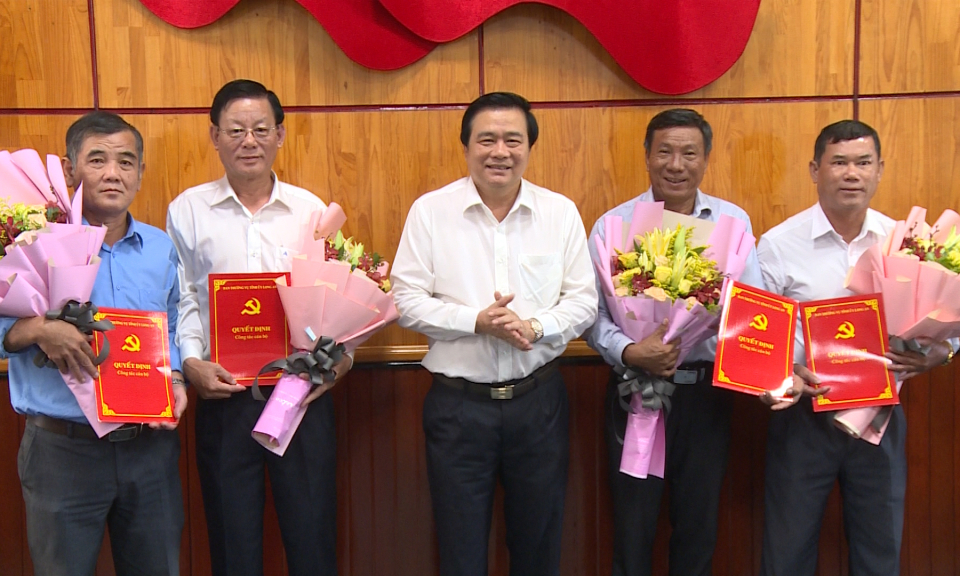 Ban Thường Vụ Tỉnh ủy Long An trao quyết định công tác cán bộ