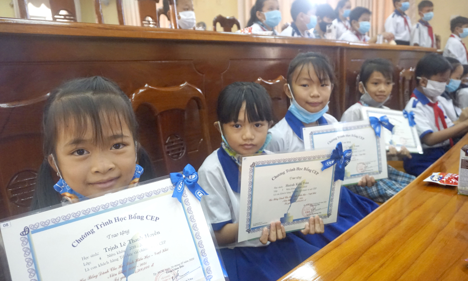 TP Tân An, Bến Lức: Tiếp sức học sinh khó khăn đến trường