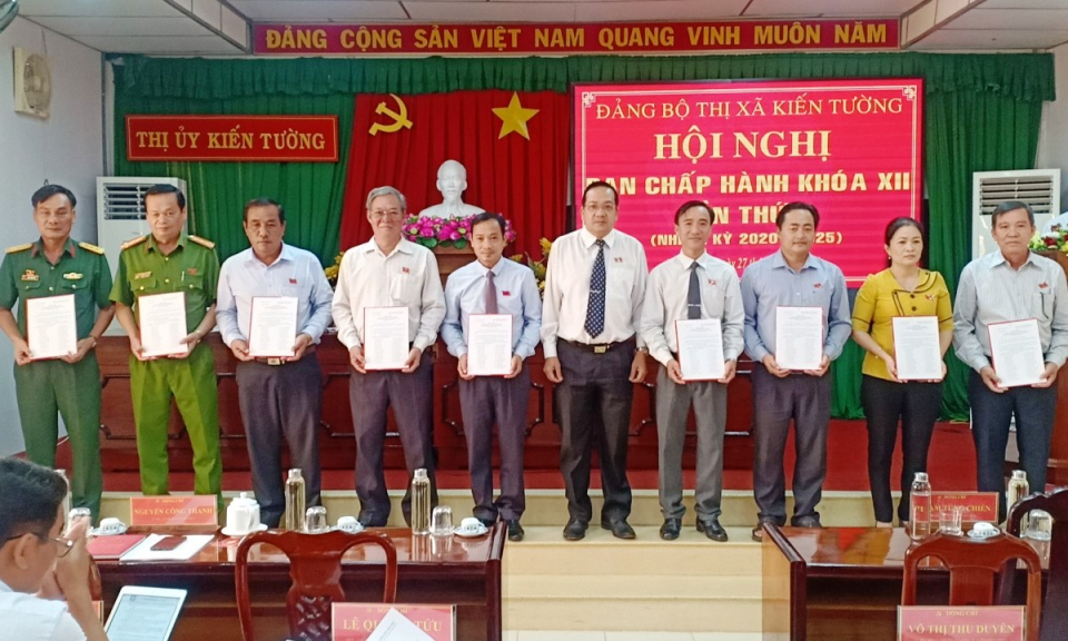 TX Kiến Tường: Công bố các quyết định chuẩn y của Ban Thường vụ Tỉnh ủy về công tác cán bộ