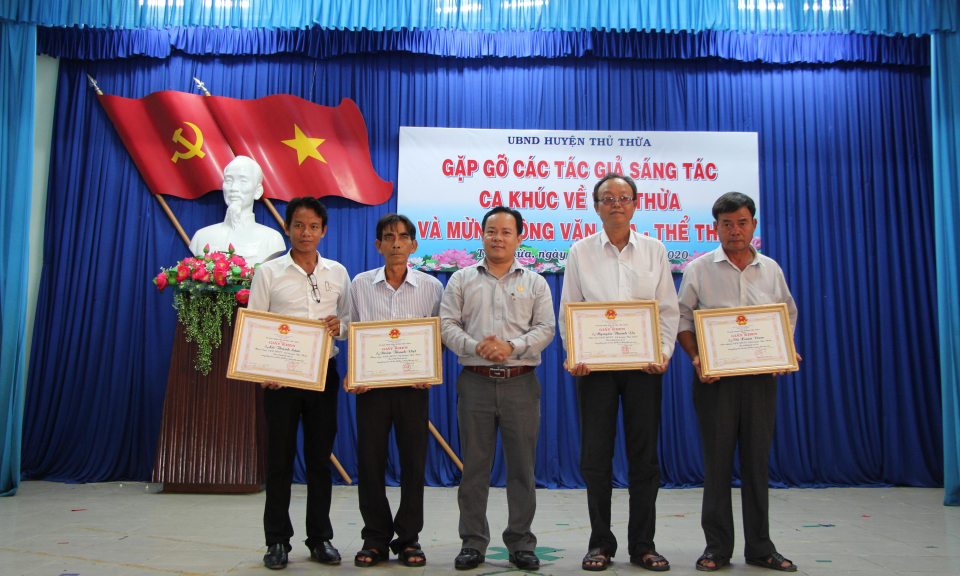 Thủ Thừa: Khen thưởng cá nhân có thành tích xuất sắc trong hoạt động xuất sắc trong hoạt động văn hóa văn nghệ-thể dục thể thao