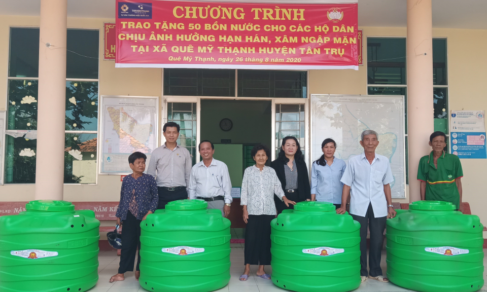Ủy ban Mặt trận Tổ quốc Việt Nam tỉnh Long An trao tặng 50 bồn nước tại Tân Trụ
