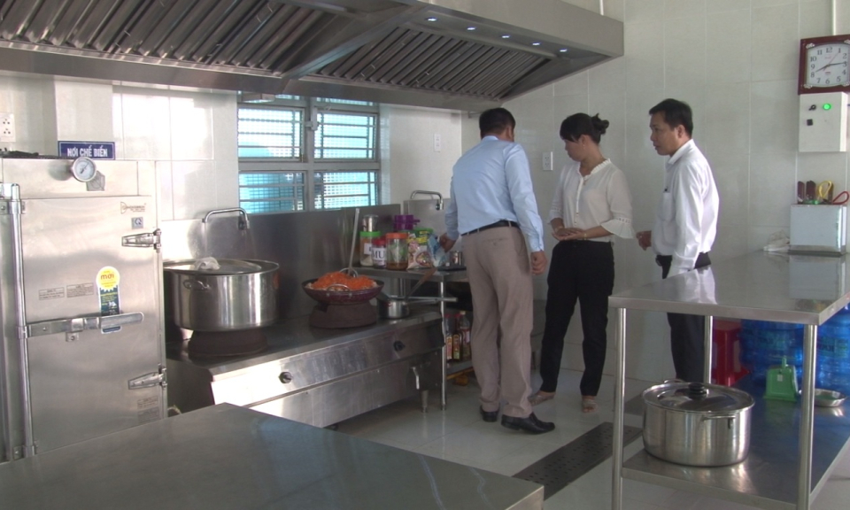 TX Kiến Tường: Thực hiện các biện pháp đảm bảo an toàn thực phẩm bếp ăn trường học